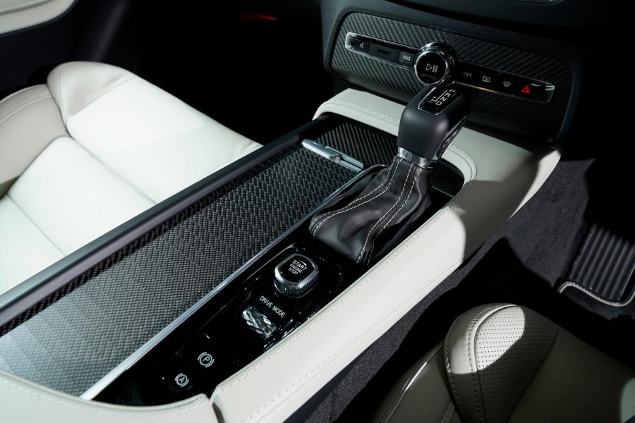 Детали интерьера Volvo XC90 D5 R-Design 2015 года  (JP) (фото 31 из 33)